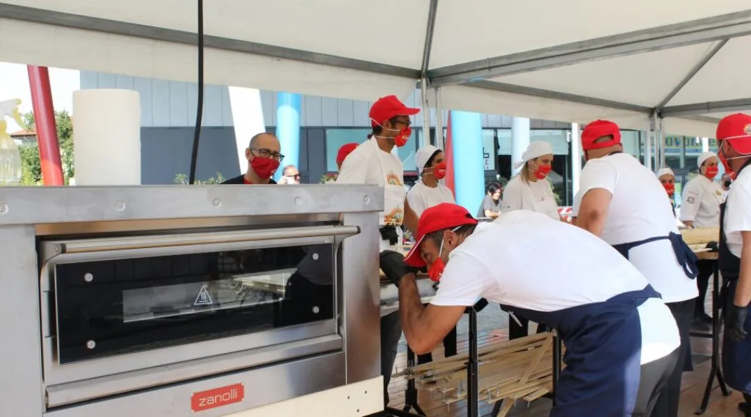 Record-breaking pizza in shovel baking - photos of the event